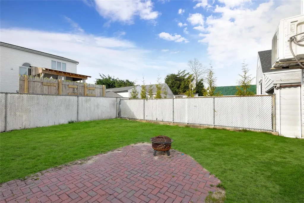 71 E Kissimee Road Lindenhurst NY 11757