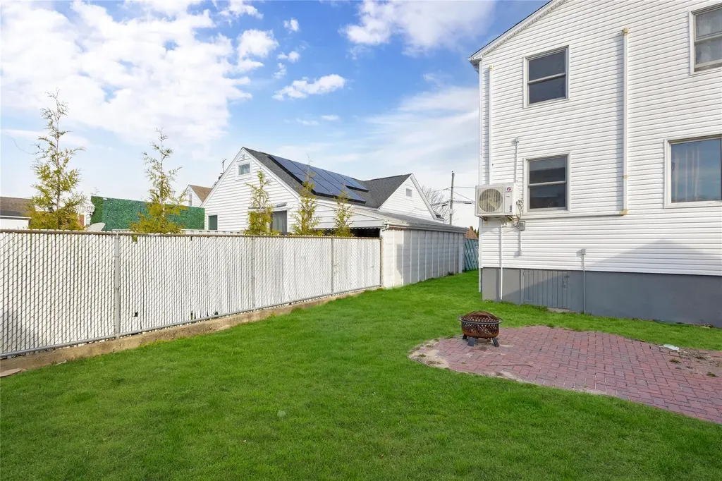 71 E Kissimee Road Lindenhurst NY 11757
