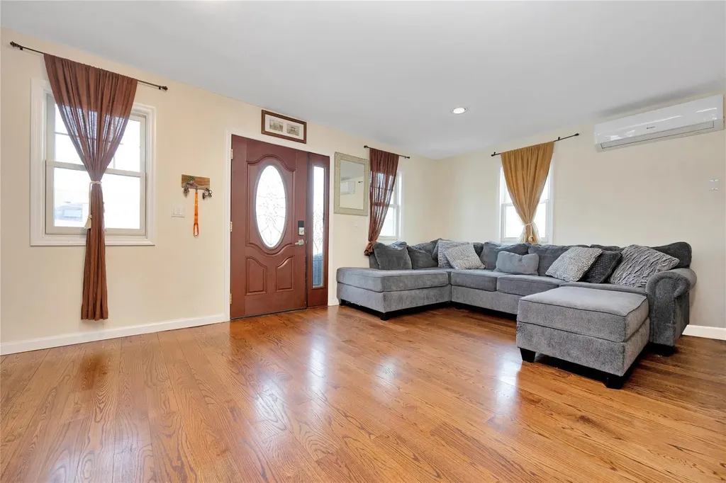71 E Kissimee Road Lindenhurst NY 11757