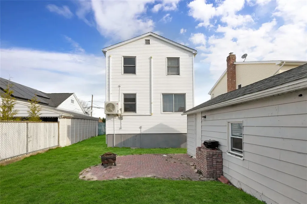 71 E Kissimee Road Lindenhurst NY 11757