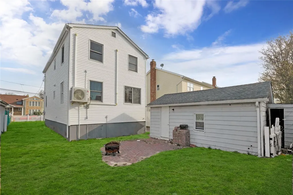 71 E Kissimee Road Lindenhurst NY 11757