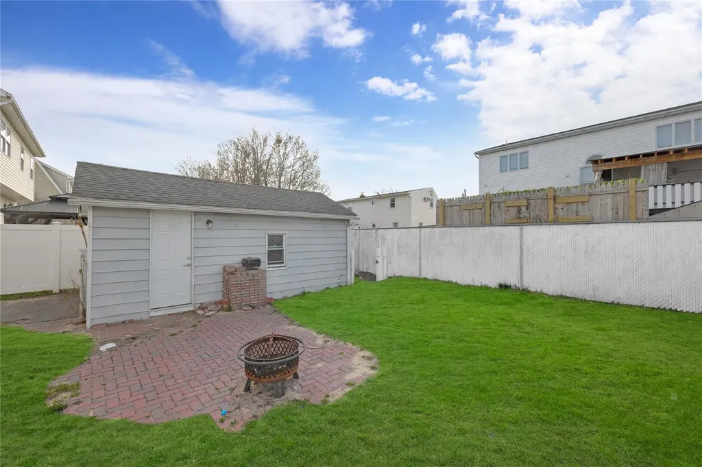 71 E Kissimee Road Lindenhurst NY 11757