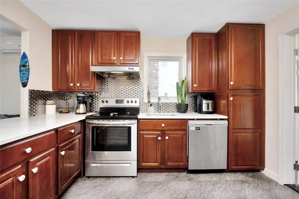 71 E Kissimee Road Lindenhurst NY 11757