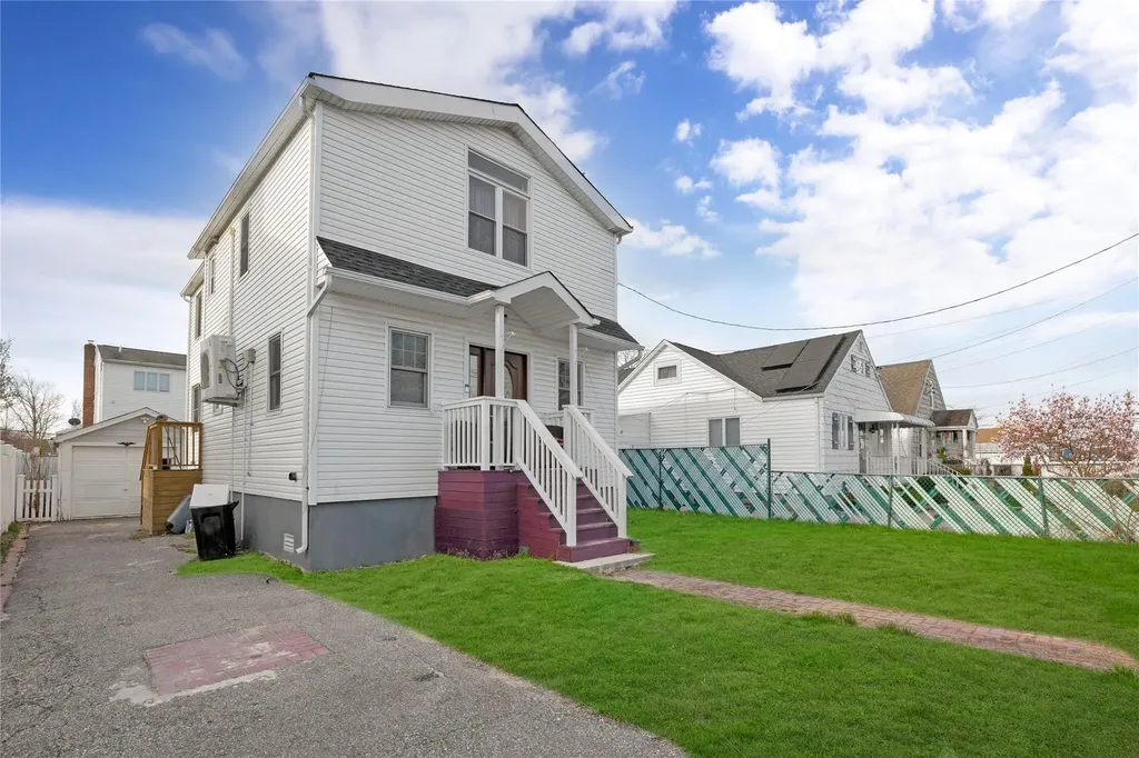 71 E Kissimee Road Lindenhurst NY 11757