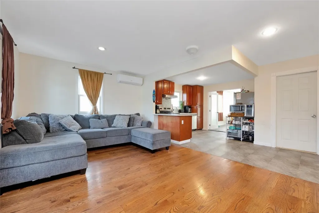 71 E Kissimee Road Lindenhurst NY 11757