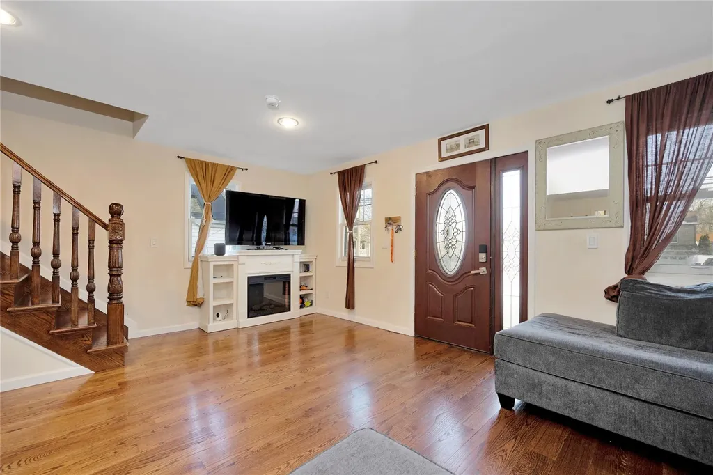 71 E Kissimee Road Lindenhurst NY 11757