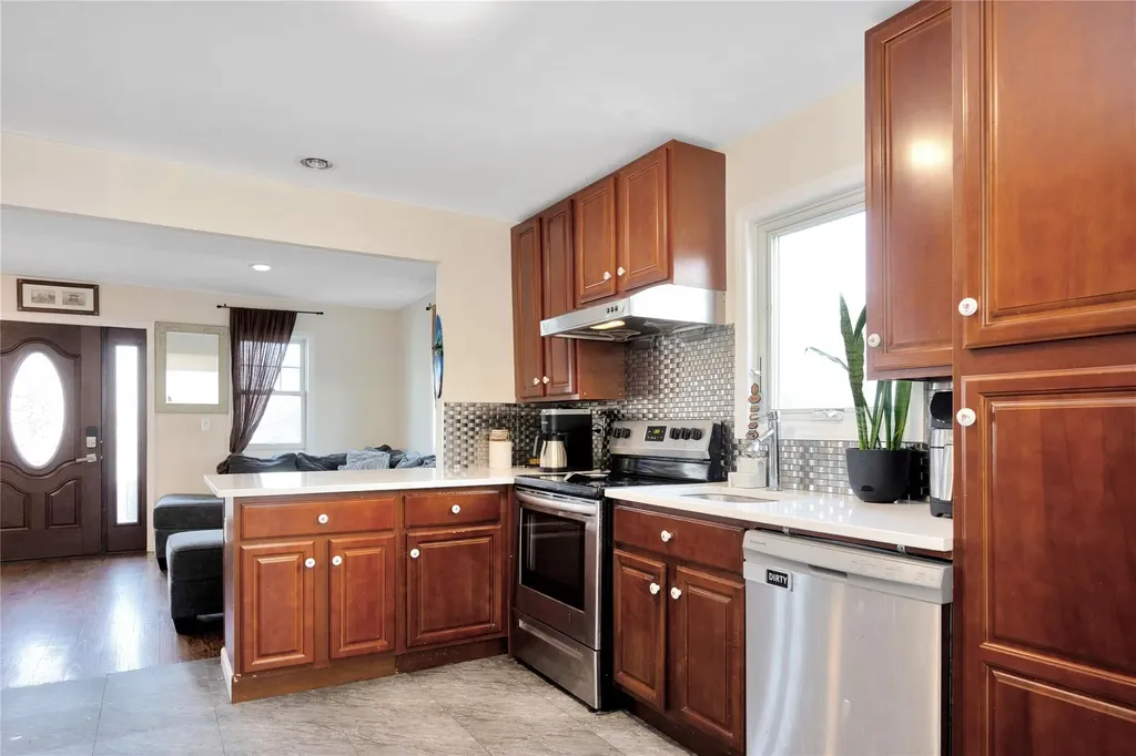 71 E Kissimee Road Lindenhurst NY 11757