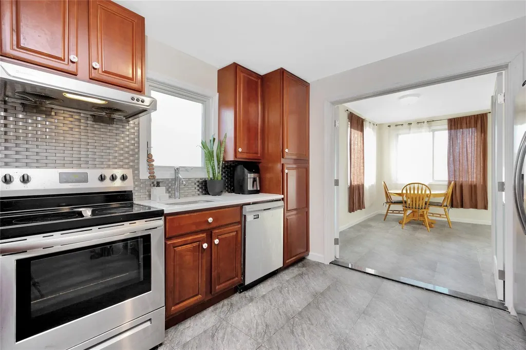 71 E Kissimee Road Lindenhurst NY 11757