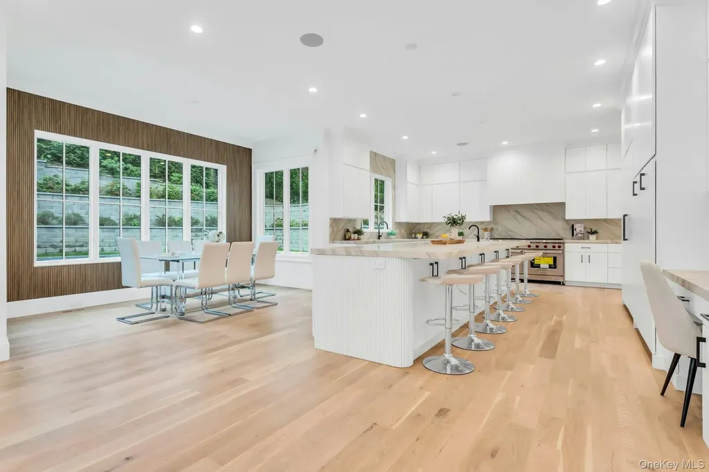 80 The Oaks Roslyn Estates NY 11576