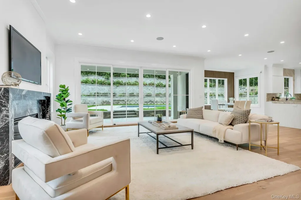80 The Oaks Roslyn Estates NY 11576