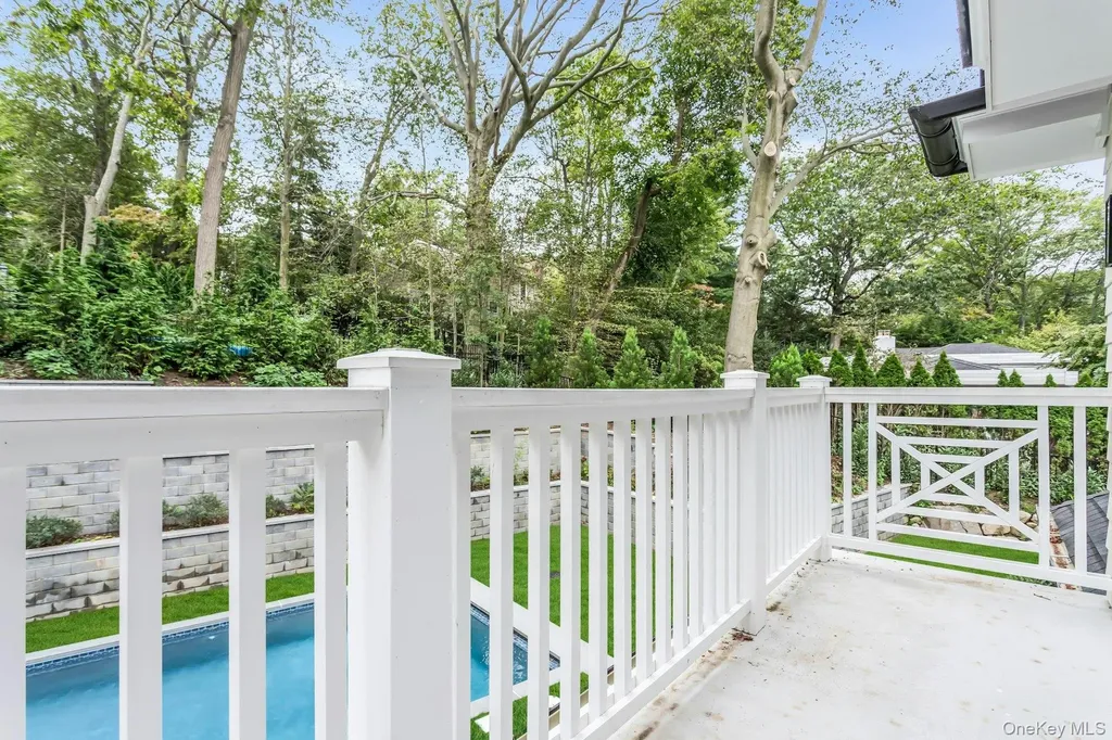 80 The Oaks Roslyn Estates NY 11576