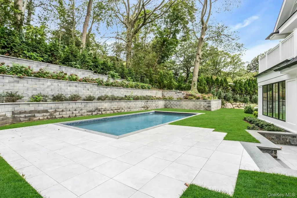 80 The Oaks Roslyn Estates NY 11576