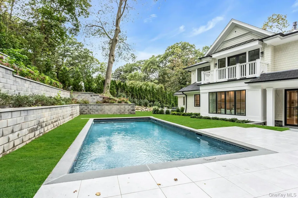 80 The Oaks Roslyn Estates NY 11576