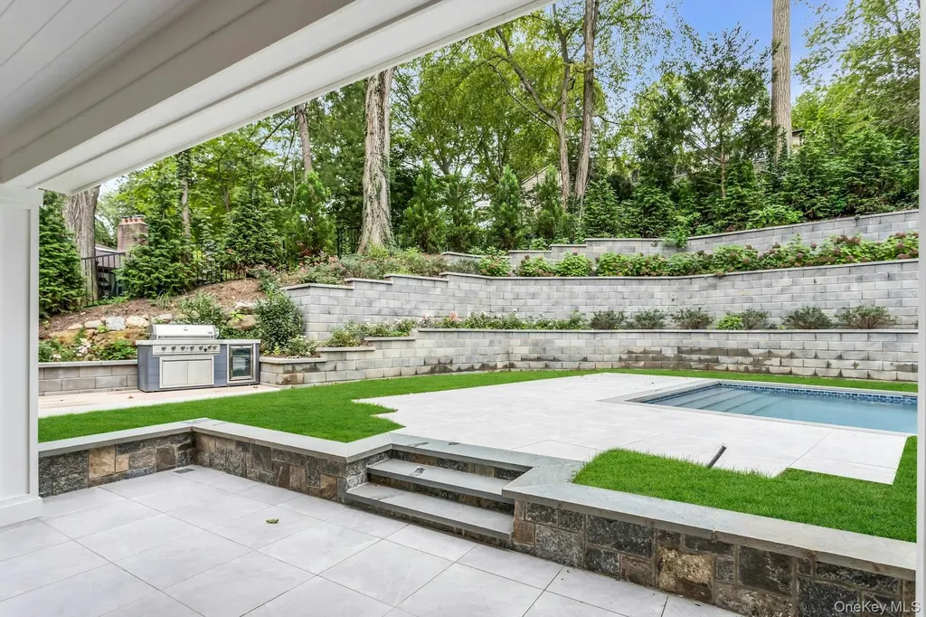 80 The Oaks Roslyn Estates NY 11576