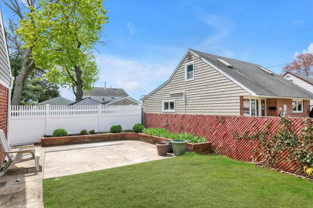 801 Mirabelle Avenue Westbury NY 11590
