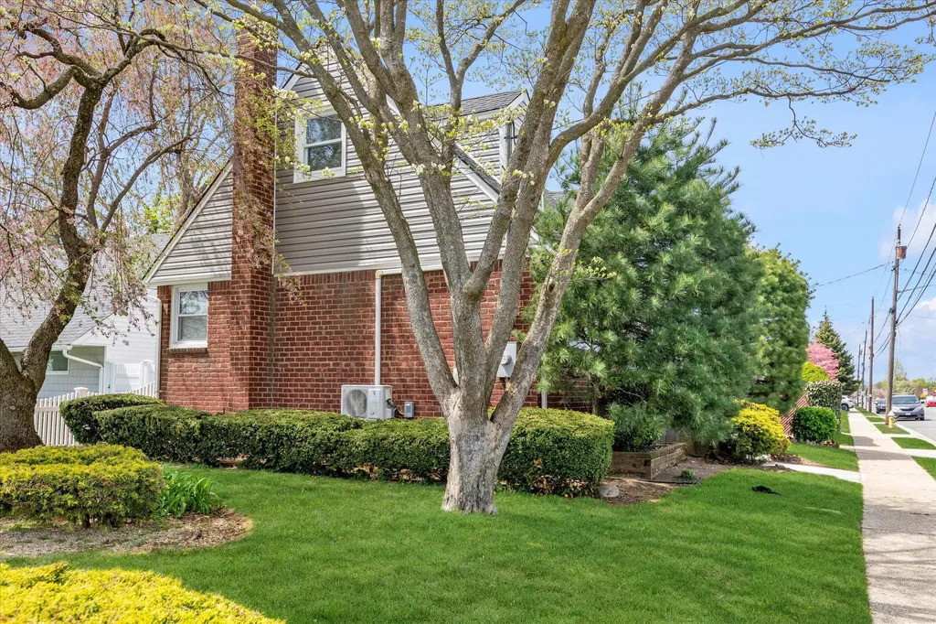 801 Mirabelle Avenue Westbury NY 11590