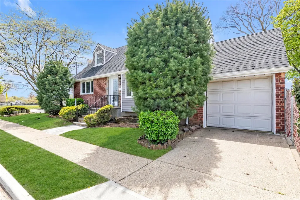 801 Mirabelle Avenue Westbury NY 11590