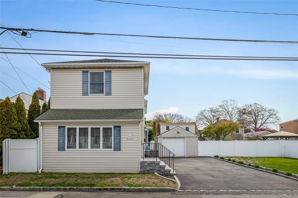 366 S 7th Street Babylon NY 11757