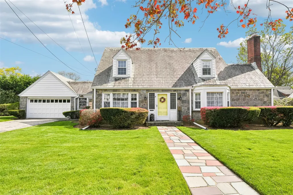 42 Ogden Avenue East Williston NY 11596