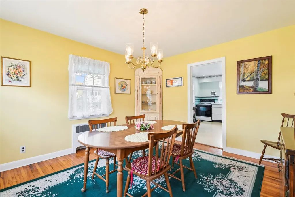 42 Ogden Avenue East Williston NY 11596