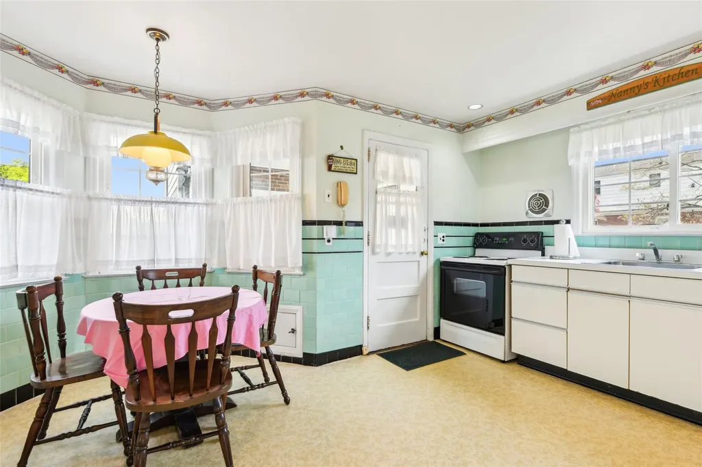 42 Ogden Avenue East Williston NY 11596