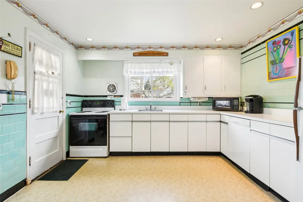 42 Ogden Avenue East Williston NY 11596