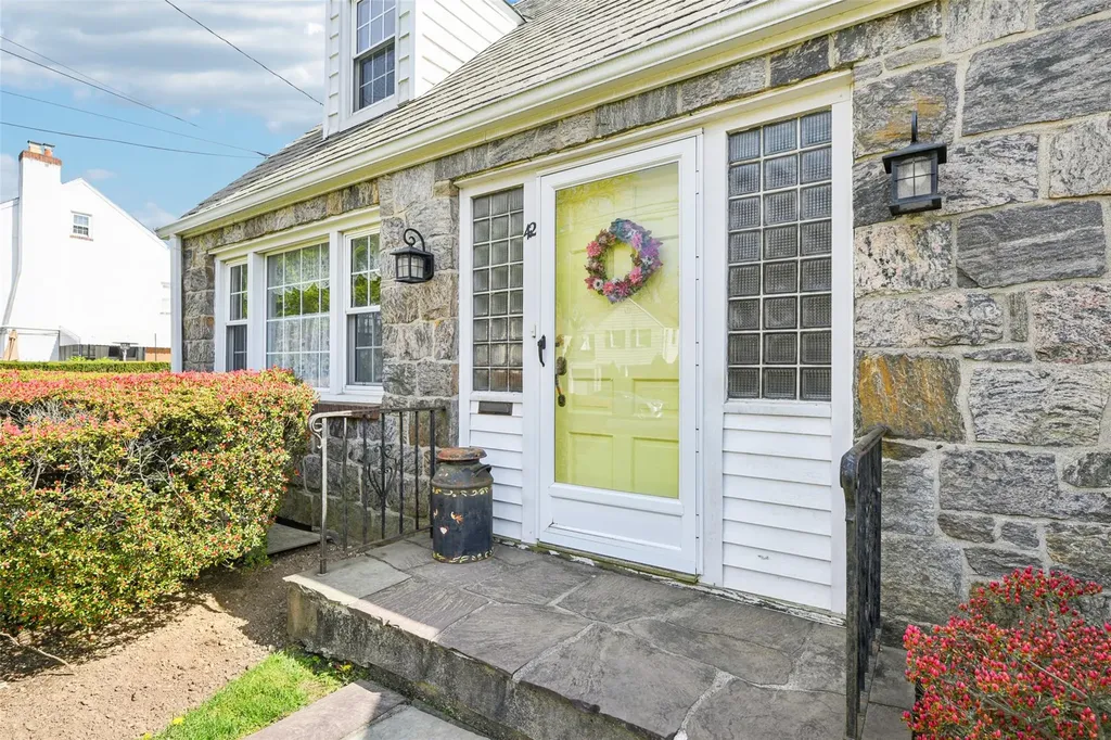 42 Ogden Avenue East Williston NY 11596