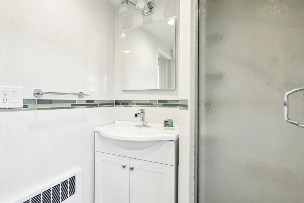 42 Ogden Avenue East Williston NY 11596