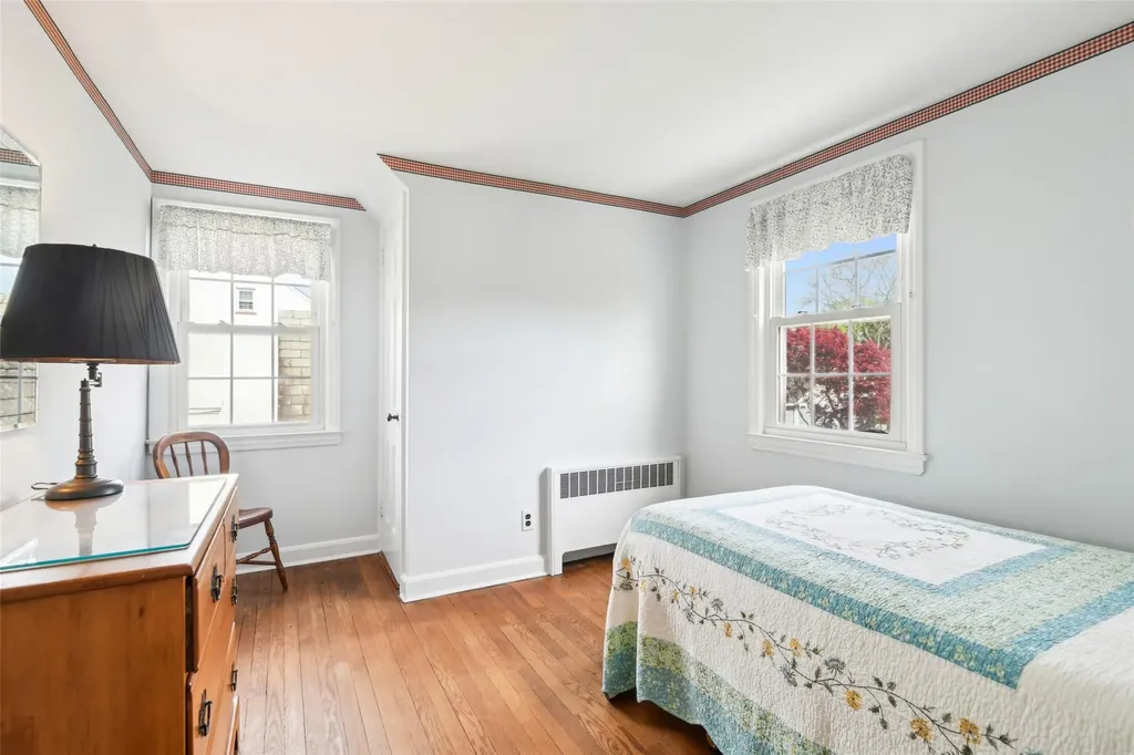 42 Ogden Avenue East Williston NY 11596