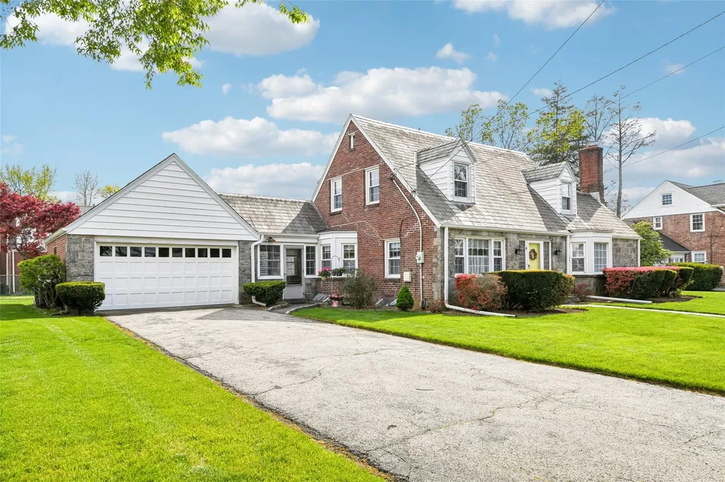 42 Ogden Avenue East Williston NY 11596