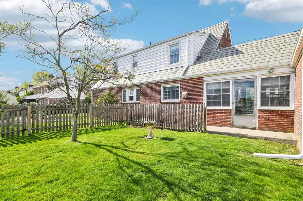 42 Ogden Avenue East Williston NY 11596
