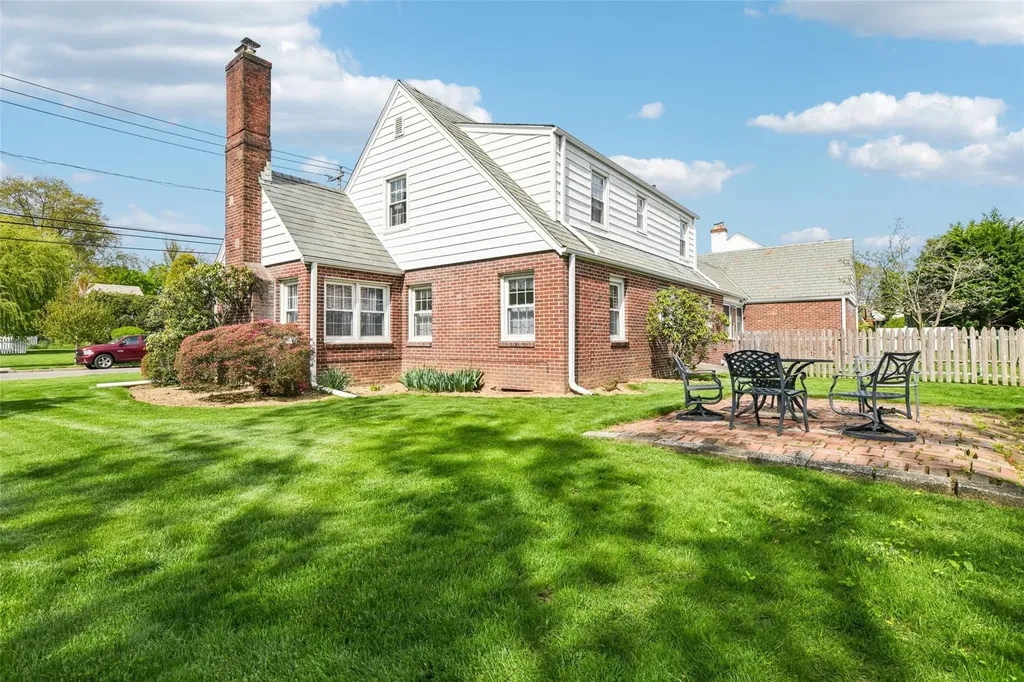 42 Ogden Avenue East Williston NY 11596