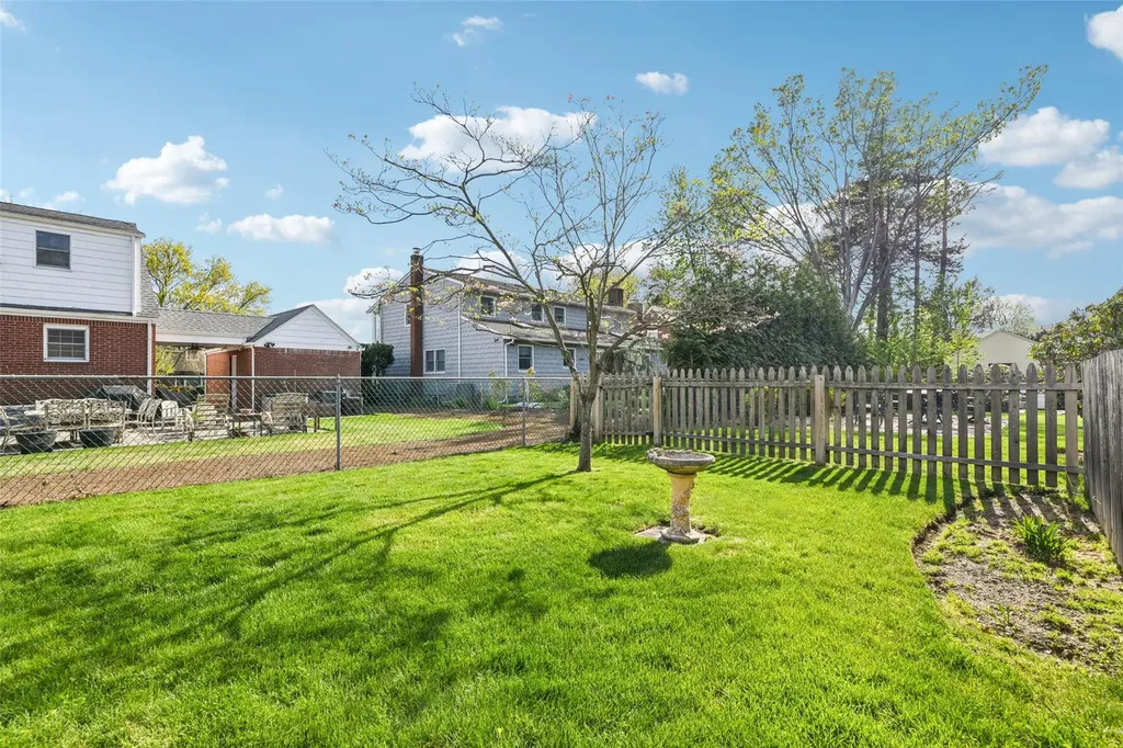 42 Ogden Avenue East Williston NY 11596