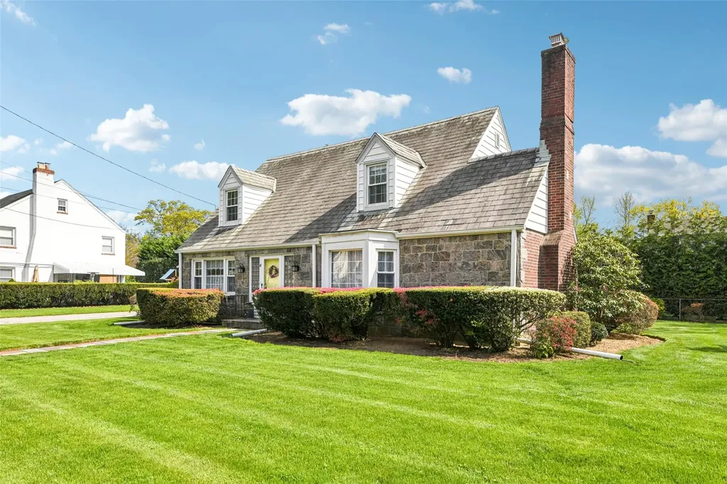 42 Ogden Avenue East Williston NY 11596