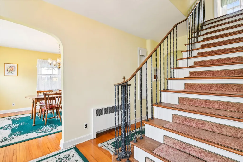 42 Ogden Avenue East Williston NY 11596