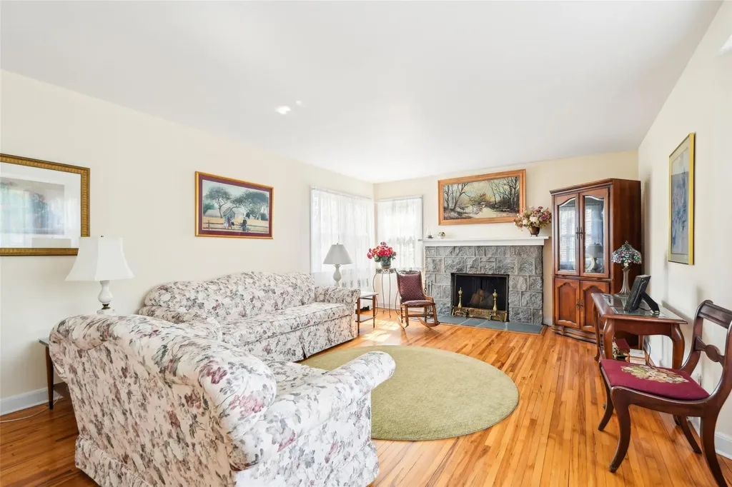 42 Ogden Avenue East Williston NY 11596