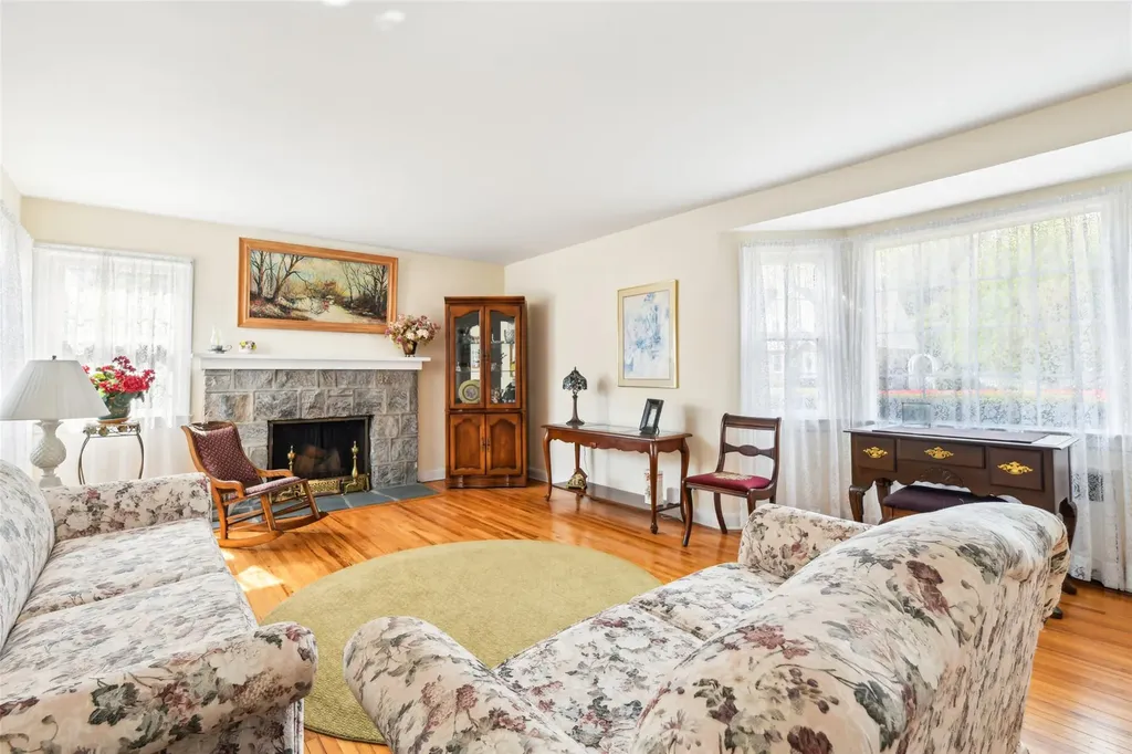 42 Ogden Avenue East Williston NY 11596