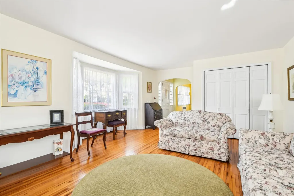 42 Ogden Avenue East Williston NY 11596