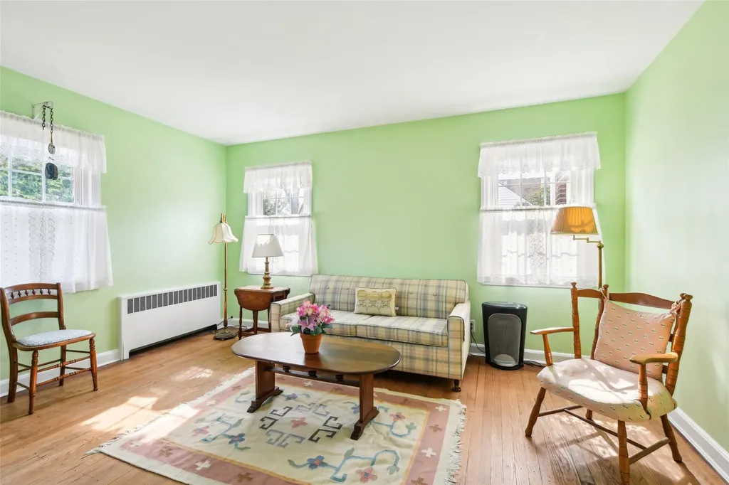 42 Ogden Avenue East Williston NY 11596