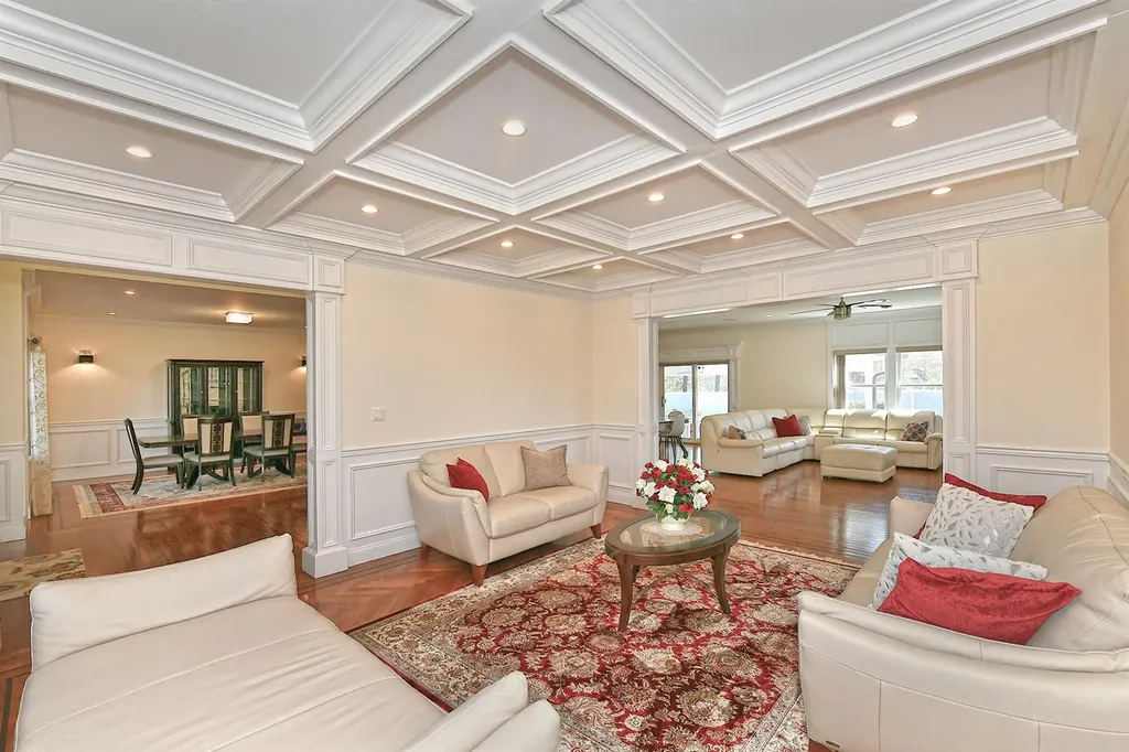 981 Baldwin Path Dix Hills NY 11746