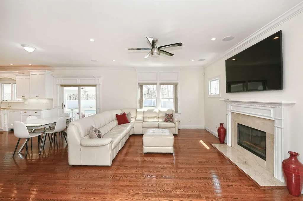 981 Baldwin Path Dix Hills NY 11746
