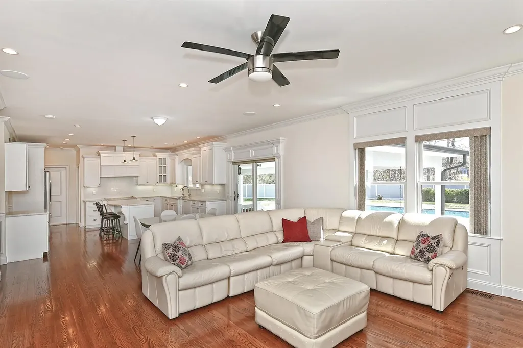 981 Baldwin Path Dix Hills NY 11746