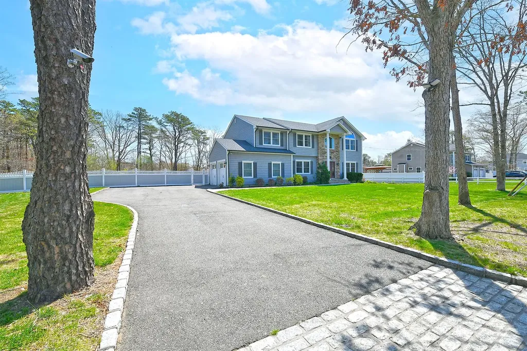 981 Baldwin Path Dix Hills NY 11746