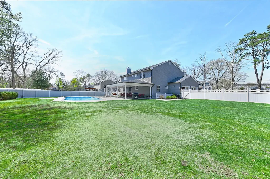 981 Baldwin Path Dix Hills NY 11746