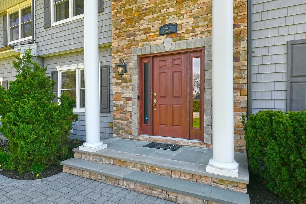 981 Baldwin Path Dix Hills NY 11746