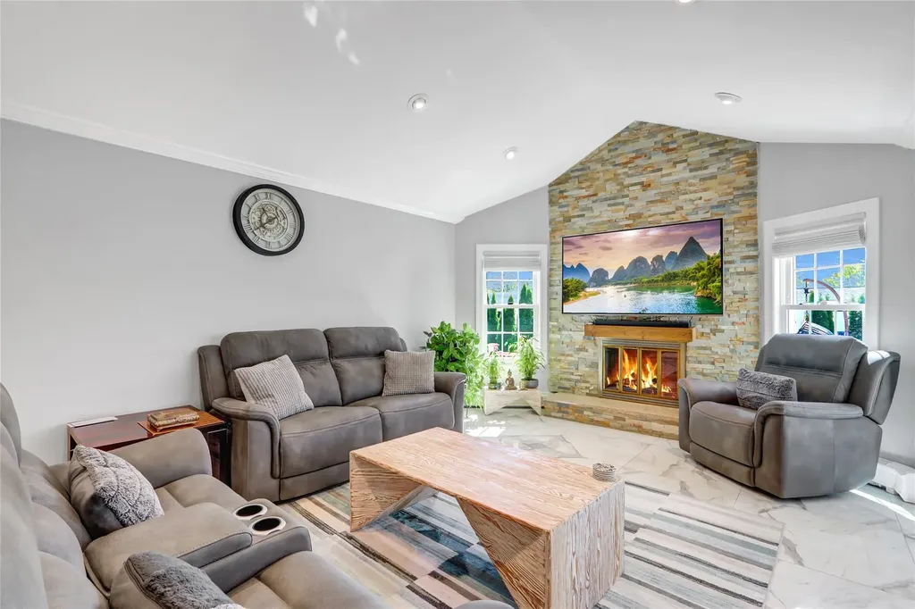 5 Bridle Path Roslyn NY 11576