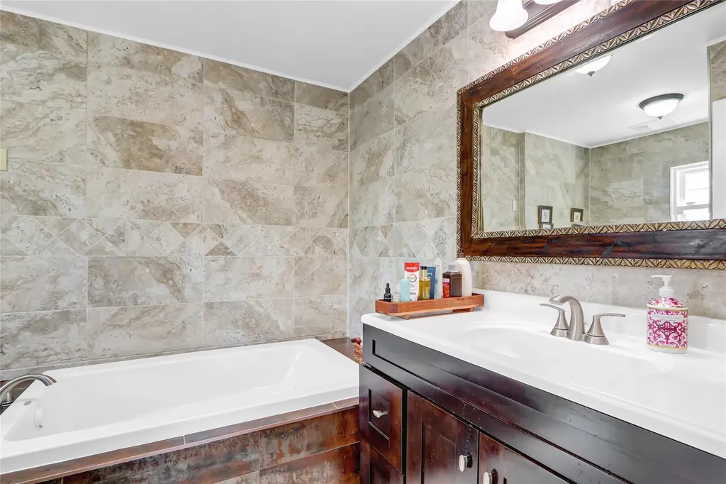 5 Bridle Path Roslyn NY 11576