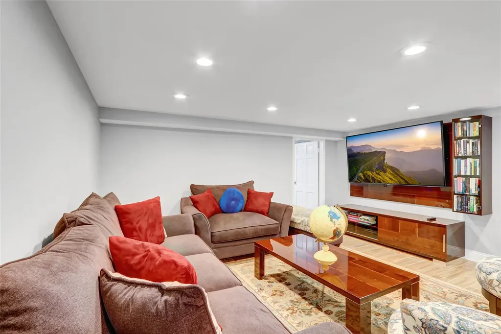 5 Bridle Path Roslyn NY 11576