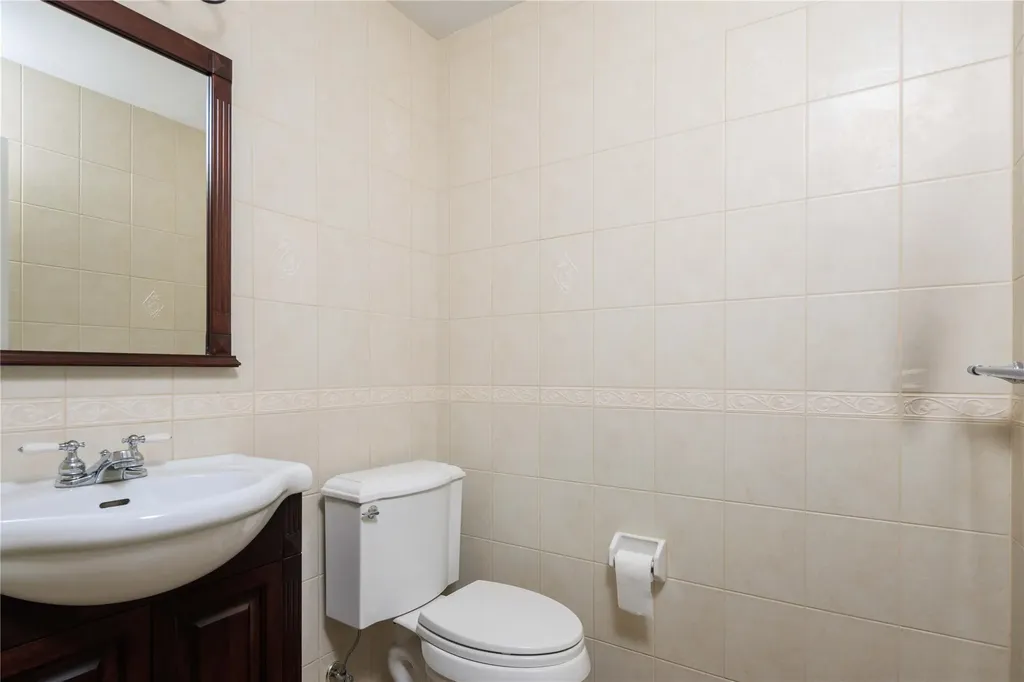 34 E Slope Road Bayville NY 11709