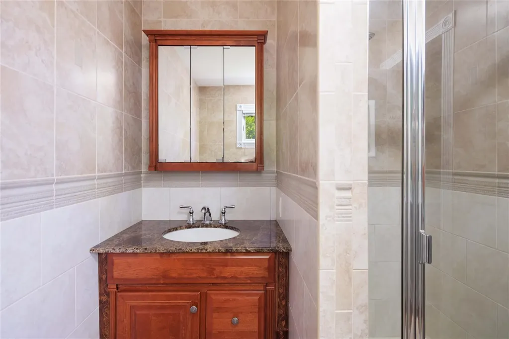 34 E Slope Road Bayville NY 11709